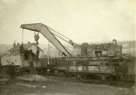 Gare : accident train du tunnel du Pouch, la grande grue et les débris des trains.