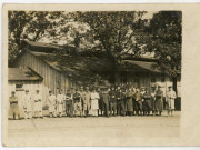 Camp de Würzburg : vue extérieure d'un groupe de prisonniers posant devant un baraquement.