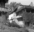 Maisons traditionnelles et balcons.