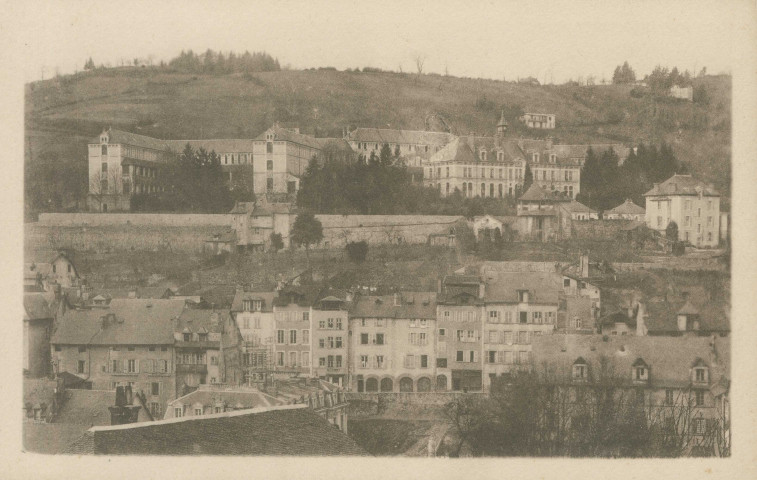 Tulle : "58. Tulle (Corrèze) - Le Lycée". On aperçoit l'ancien collège sis sur le quai de la République.