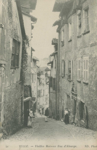 Tulle : "40 Tulle. - Vieilles maisons rue d'Alverge.".