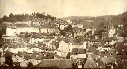 Vue prise du lycée Edmond-Perrier, sur le haut de l'enclos de la ville et le quartier de la Barussie ; à gauche, l'hôpital et sa chapelle.