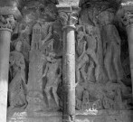 Détail du tympan du portail de l'église : la Tentation du Christ.