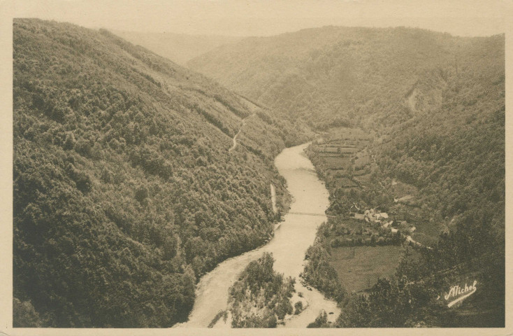 Soursac : "Gorges de la Haute-Dordogne (Corrèze-Cantal) - La Dordogne à Nauzenac - Route de Mauriac (Cantal) - Vue prise du Pic de la Mirande, Soursac (Corrèze)".