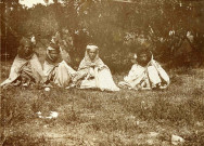 Quatre femmes assises.