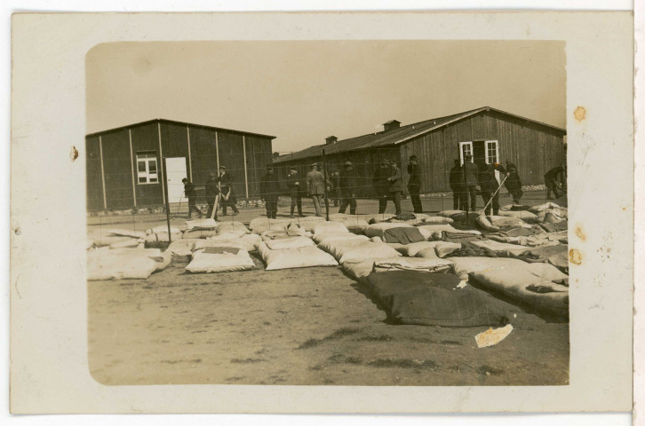 [Camp de Würzburg] : nettoyage des baraquements et literies exposées au soleil.