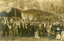 Les membres du comité posent devant un aéroplane.