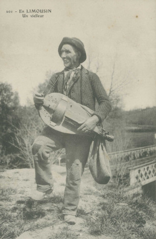 Folklore : "201 - En Limousin - Un vielleur".