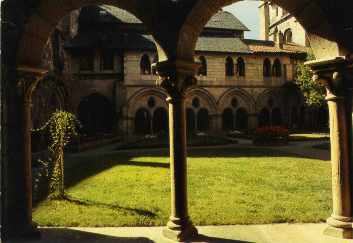 "Tulle (Corrèze). Près de la cathédrale, dans l'ancienne abbaye, le cloître du XIIIe siècle".