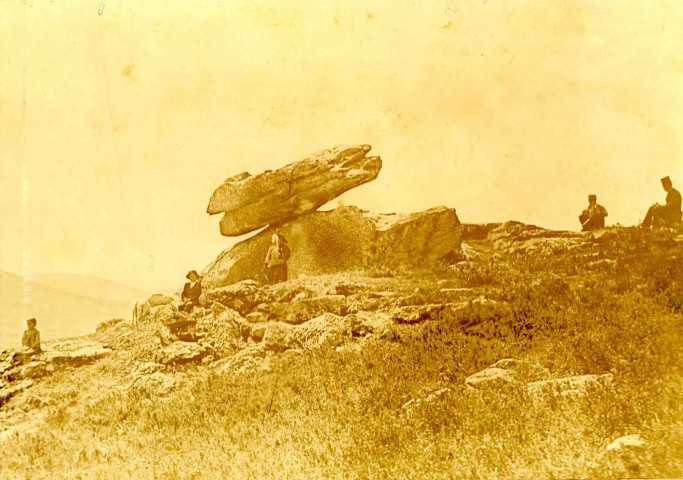 Treignac : pierre branlante de Veix (site naturel ou préhistorique ?)
