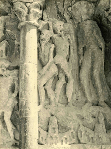 Détail du tympan du portail de l'église.