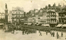 Lille (Nord), la Grand Place : parade des troupes allemandes.