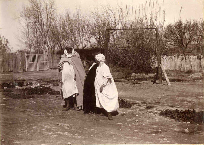 Portrait de deux jeunes garçons et un vieil homme.