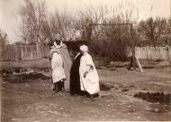 Portrait de deux jeunes garçons et un vieil homme.