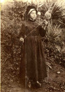 Jeune fille filant.