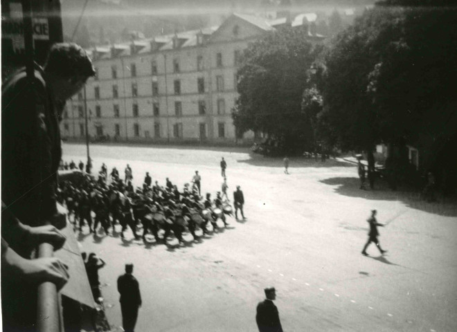 Défilé militaire à la caserne du Champ-de-Mars.