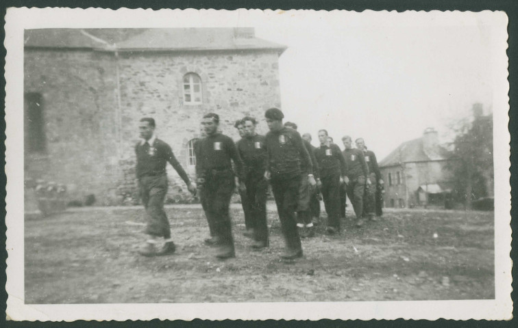 Hommage rendu par le maquis de La Besse au monument aux Morts de Sainte-Féréole.