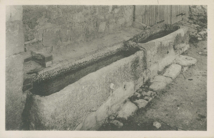 Yssandon : "11. - Yssandon (Corrèze) - Anciens sarcophages provenant du Monastère des moines du Chalard (servant actuellement d'abreuvoirs)".