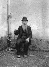 Portrait d'un homme âgé, assis.