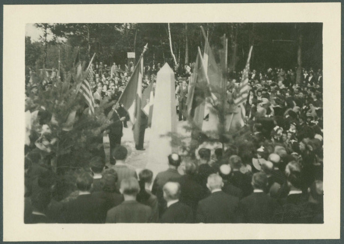 Érection d'une stèle dédiée à la Résistance en forêt.