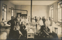 Une chambre à l'heure de la visite du médecin et des soins.