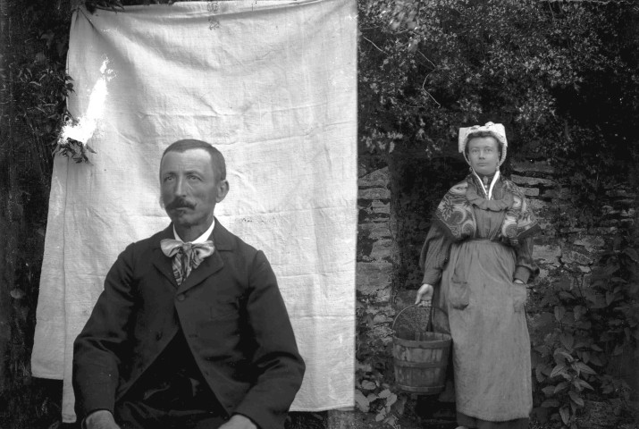 Deux portraits : homme assis et femme debout.