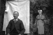 Deux portraits : homme assis et femme debout.