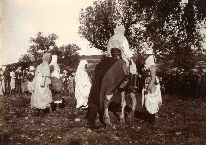 Cavalier et musiciens traditionnels.