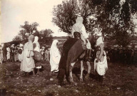 Cavalier et musiciens traditionnels.