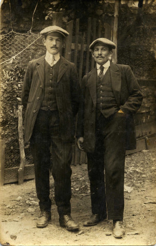 Portrait en pied de Baptiste Aumard (à droite) et son frère Michel.