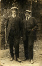Portrait en pied de Baptiste Aumard (à droite) et son frère Michel.
