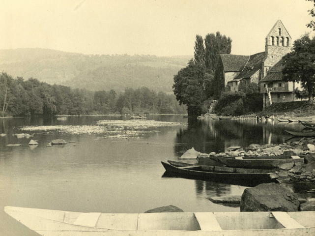 Chapelle et barques.