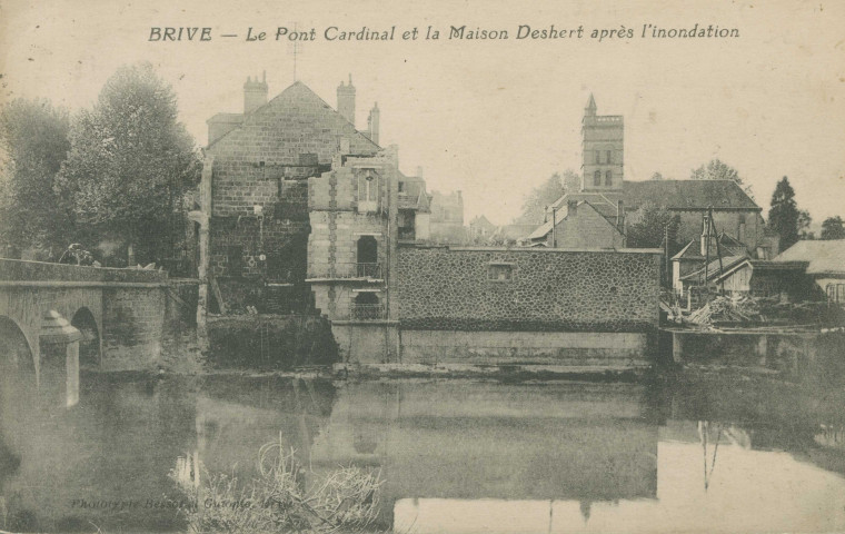 Brive-la-Gaillarde : "Brive - Le pont Cardinal et la maison Deshert après l'inondation".