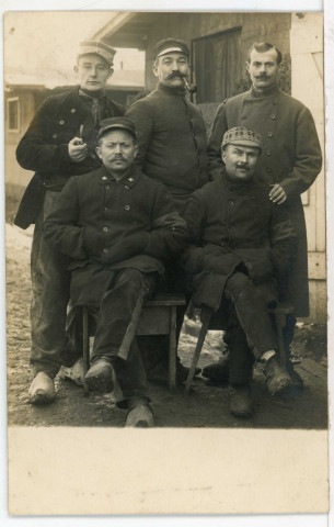Camp de Würzburg : portrait d'un groupe de prisonniers devant les baraquements.