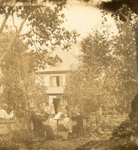 Dans un jardin, deux musiciens.