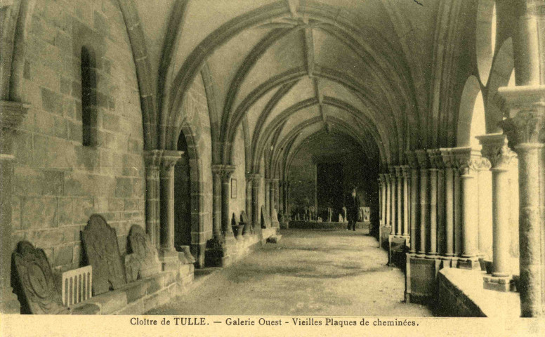 "Cloître de Tulle. - Galerie Ouest - Vieilles plaques de cheminées".