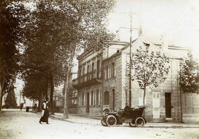 Boulevard Carnot (actuel Bd du général Koenig), "Maison du Dr. Bosche", automobile Panhard et Levassor.