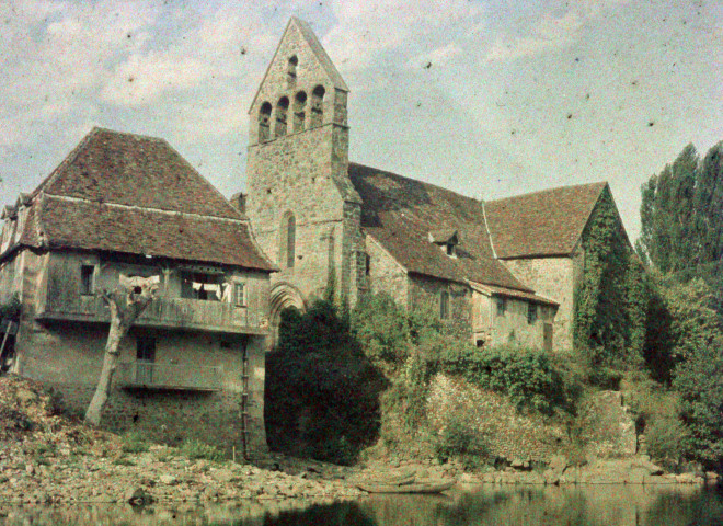 Chapelle des Pénitents : bas-côté nord et maison.