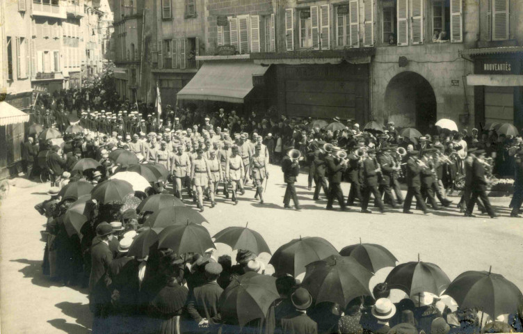 Le cortège, fanfare et militaires.