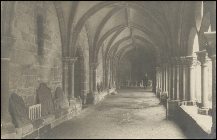 "Cloître de Tulle. - Galerie Ouest - Vieilles plaques de cheminées".
