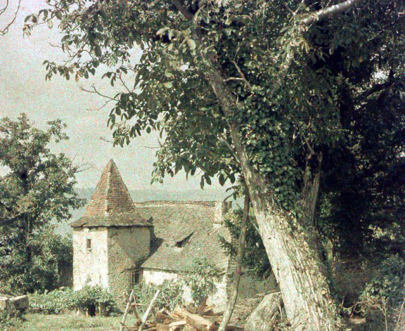 Ferme avec tour carrée.