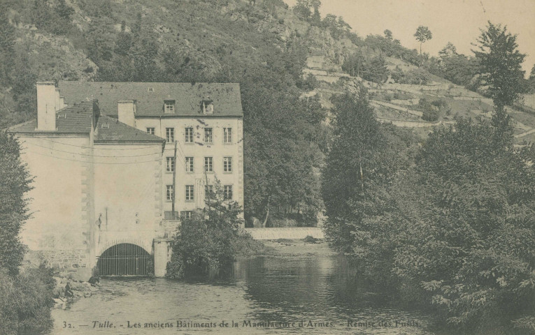 Tulle : "32. - Tulle. - Les anciens bâtiments de la Manufacture d'armes - Remise des fusils".