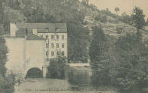 Tulle : "32. - Tulle. - Les anciens bâtiments de la Manufacture d'armes - Remise des fusils".