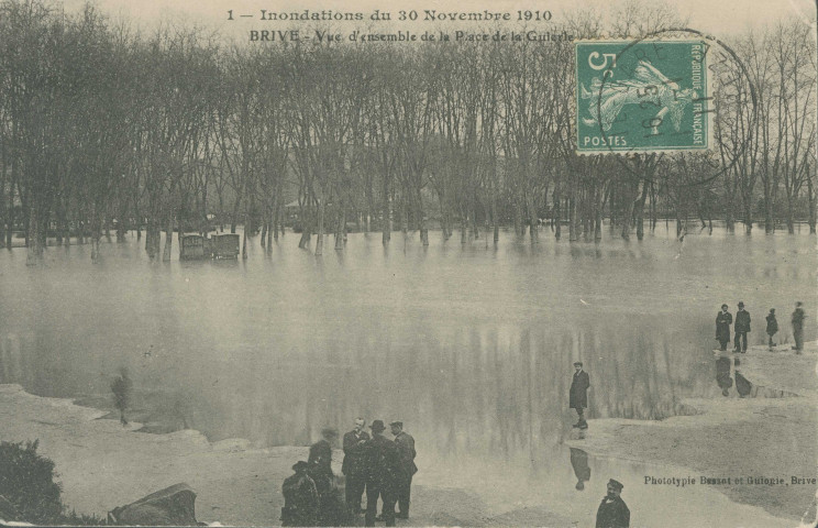 Brive-la-Gaillarde : "1 - Inondations du 30 novembre 1910 - Brive - Vue d'ensemble de la place de la Guierle".
