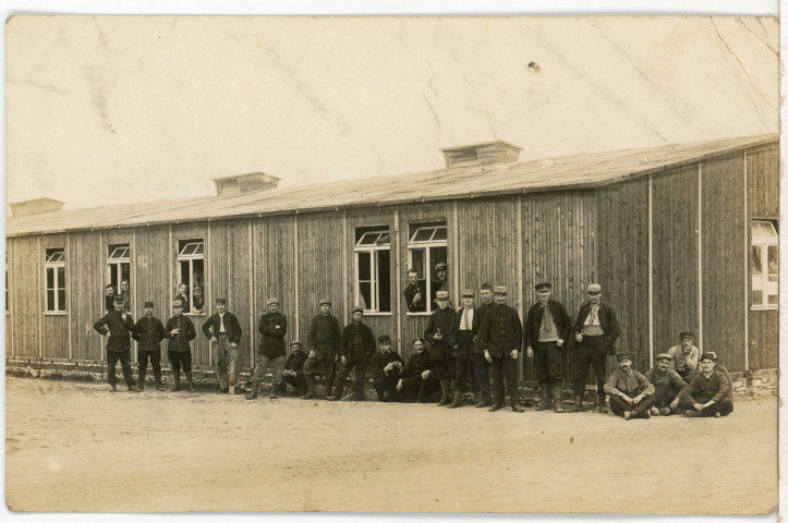 Camp de Würzburg : groupe de prisonniers posant devant les baraquements.