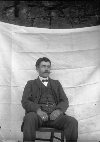 Portrait d'un homme assis.