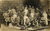 Personnel soignant et blessés d'un hôpital militaire.