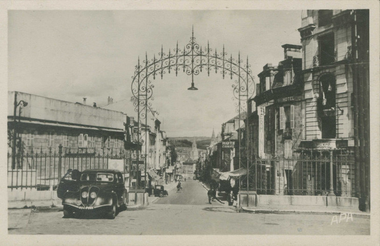 Brive-la-Gaillarde : "24 Brive-la-Gaillarde (Corrèze). - Sortie de la gare.".