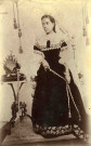 Portrait en pied d'une jeune princesse.