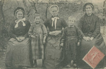 Folklore : "32 - Paysannes du Centre en costumes du pays".